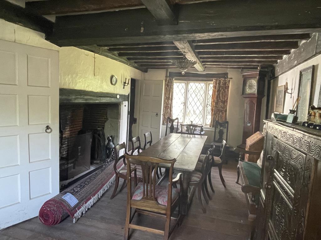 Lot: 102 - PERIOD DETACHED HOUSE FOR REFURBISHMENT WITH OVER A THIRD OF AN ACRE - view of dining room at period detached house in need of refurbishment